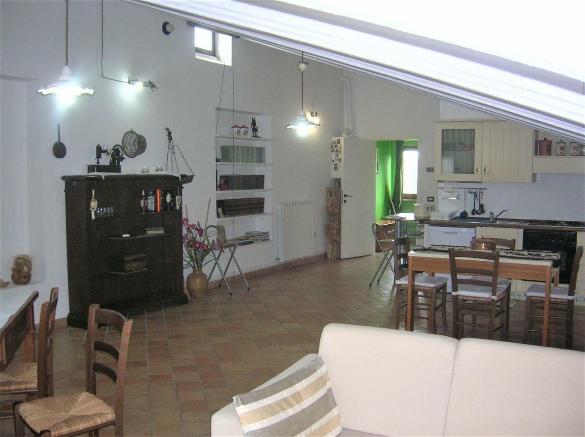 Appartement Mansarda Viti - Sguardo Su Frontone - Extérieur photo